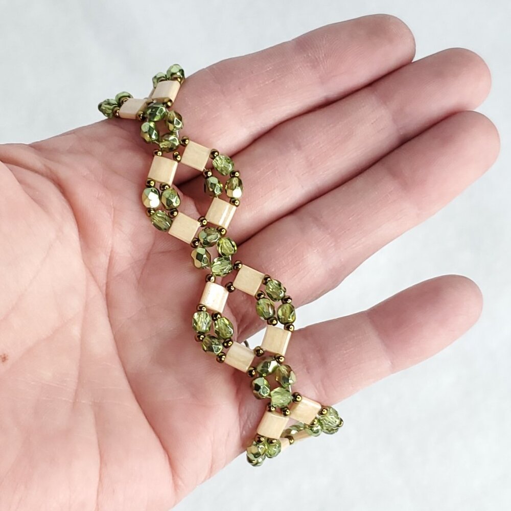 Beaded Bracelet Green Tan Sparkly Toggle 7.5" - Picture 3 of 4